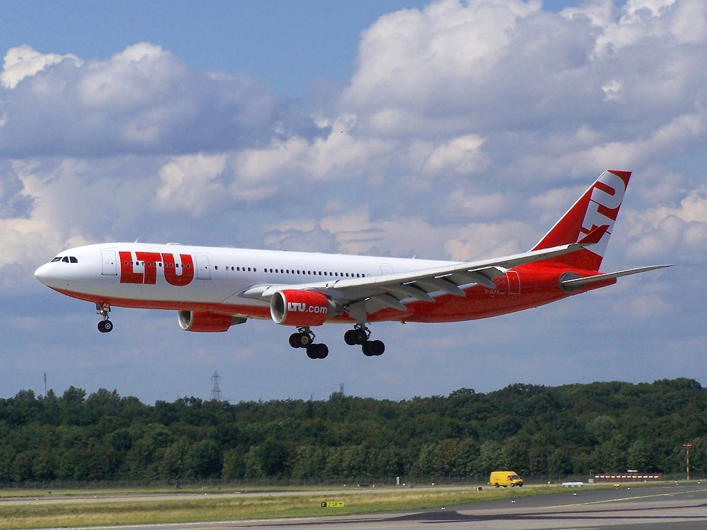 Bild von Elbwestfale at de.wikipedia auf Wikimedia Commons: LTU-Airbus A330-200 im Landeanflug auf den Flughafen Düsseldorf