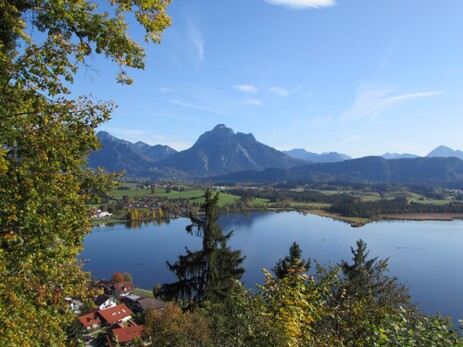 Blick von der Burgruine Hopfen auf den Hopfensee