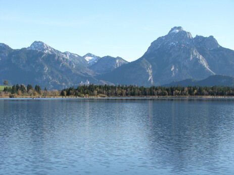Blick über den See auf das Schloss Neuschwanstein
