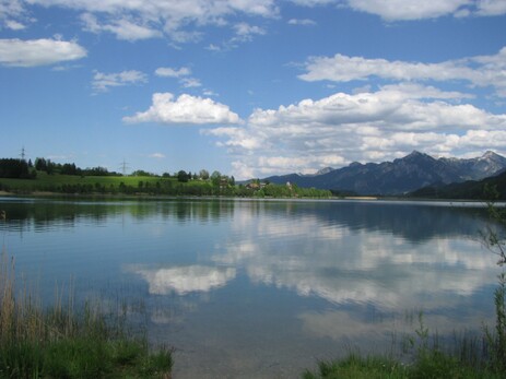Der Ort Weißensee am Nordufer des Weißensees