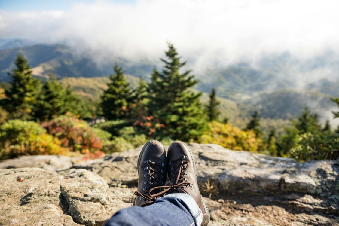 Bild von Christopher Jolly auf unsplash: Mit Wanderschuhen in den Bergen