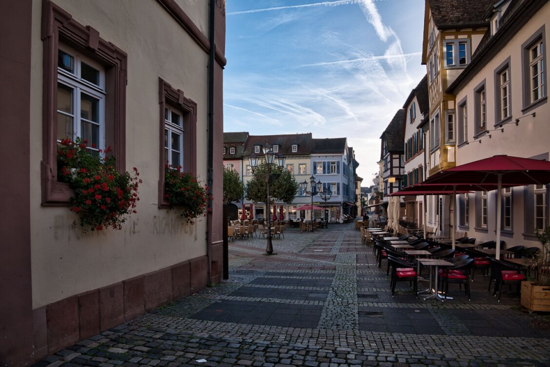 Bild von Joerg Hartmann auf Pexels: Blick auf den Marktplatz in Neustadt an der Weinstraße