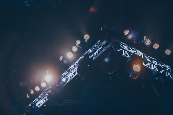 Bild von Josh Sorenson auf Pexels: Helle Bühnenlichter tauchen einen Konzertsaal in eine lebendige, festliche Stimmung<br /><br /><br /><br /><br /><br />Der Traum vom eigenen Feriendomizil in den Bergen – mit guter steuerlicher Vorbereitung bleibt er entspannt. Bildquelle: Unsplash<br /><br /><br /><br /><br /><br />Der Traum vom eigenen Feriendomizil in den Bergen – mit guter steuerlicher Vorbereitung bleibt er entspannt. Bildquelle: Unsplash