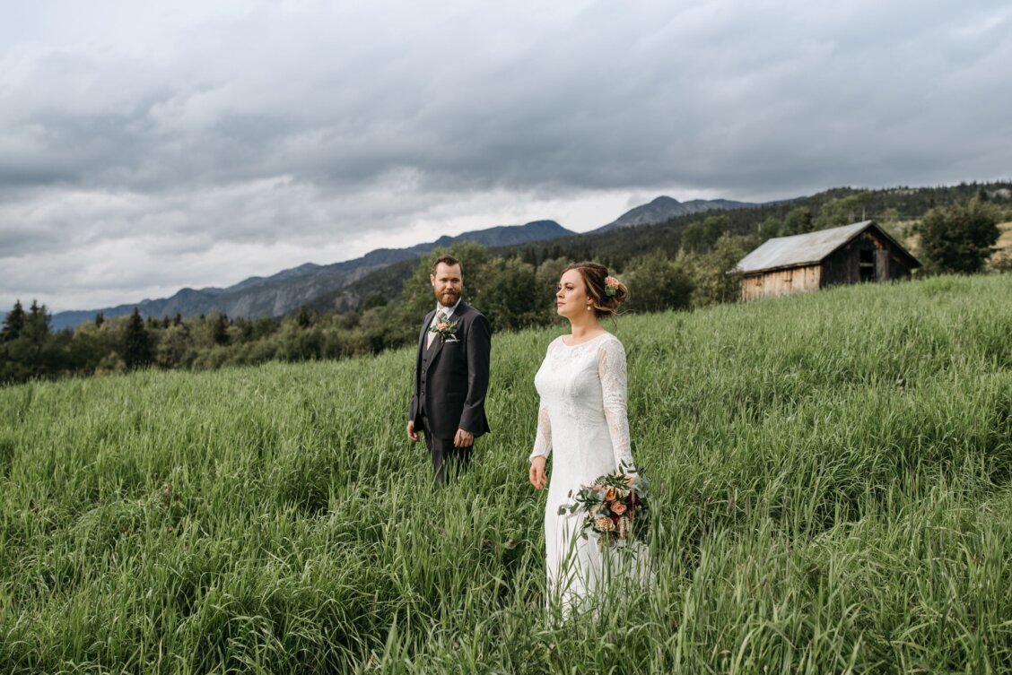 Bild von Christopher Jolly auf unsplash: Mit Wanderschuhen in den Bergen